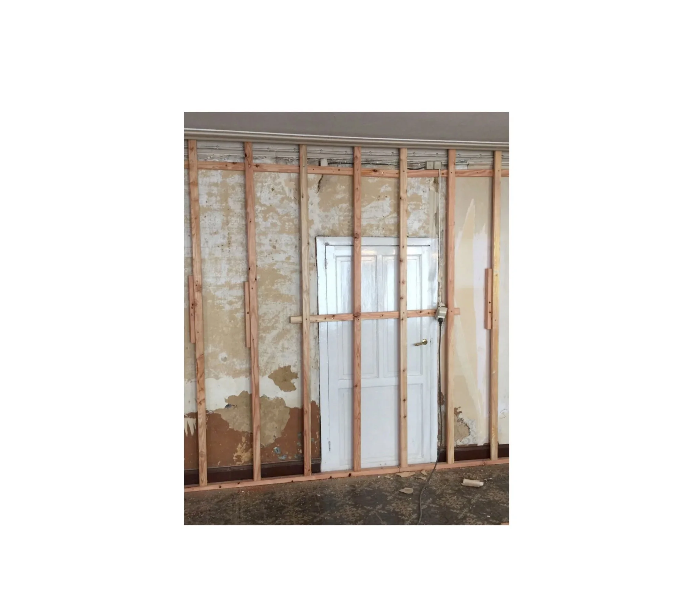 Binnenmuur wordt opgebouwd met houten studbalken, achtergevel wordt geïsoleerd of bekleed.