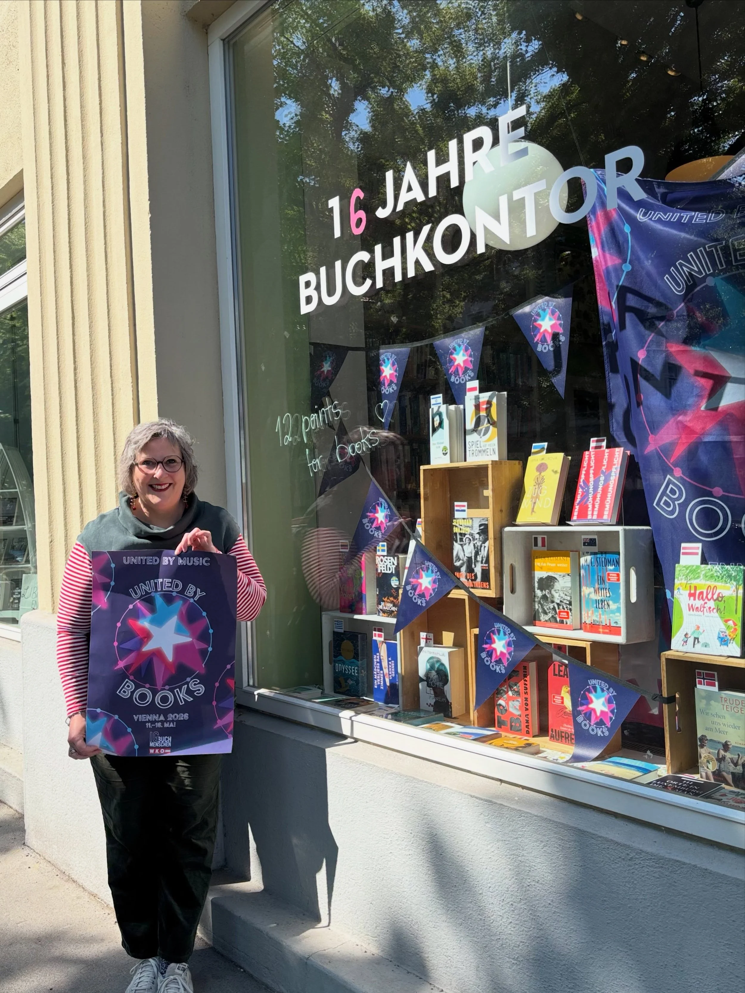Wir sind ganz stolz darauf Teil dieser coolen Initiative zu sein! Vielen Dank an die fabulous @ig_buchmenschen 🥰
Wir haben voll Freude f&uuml;r jedes Teilnehmerland am @eurovision das passende Buch ausgew&auml;hlt. Wer err&auml;t welches Buch am 17.