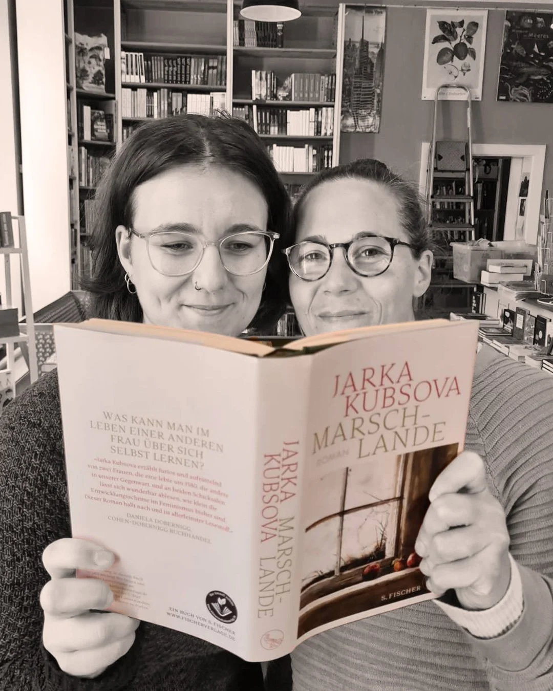 Claudia und Lena mit Buch "Marschlande"