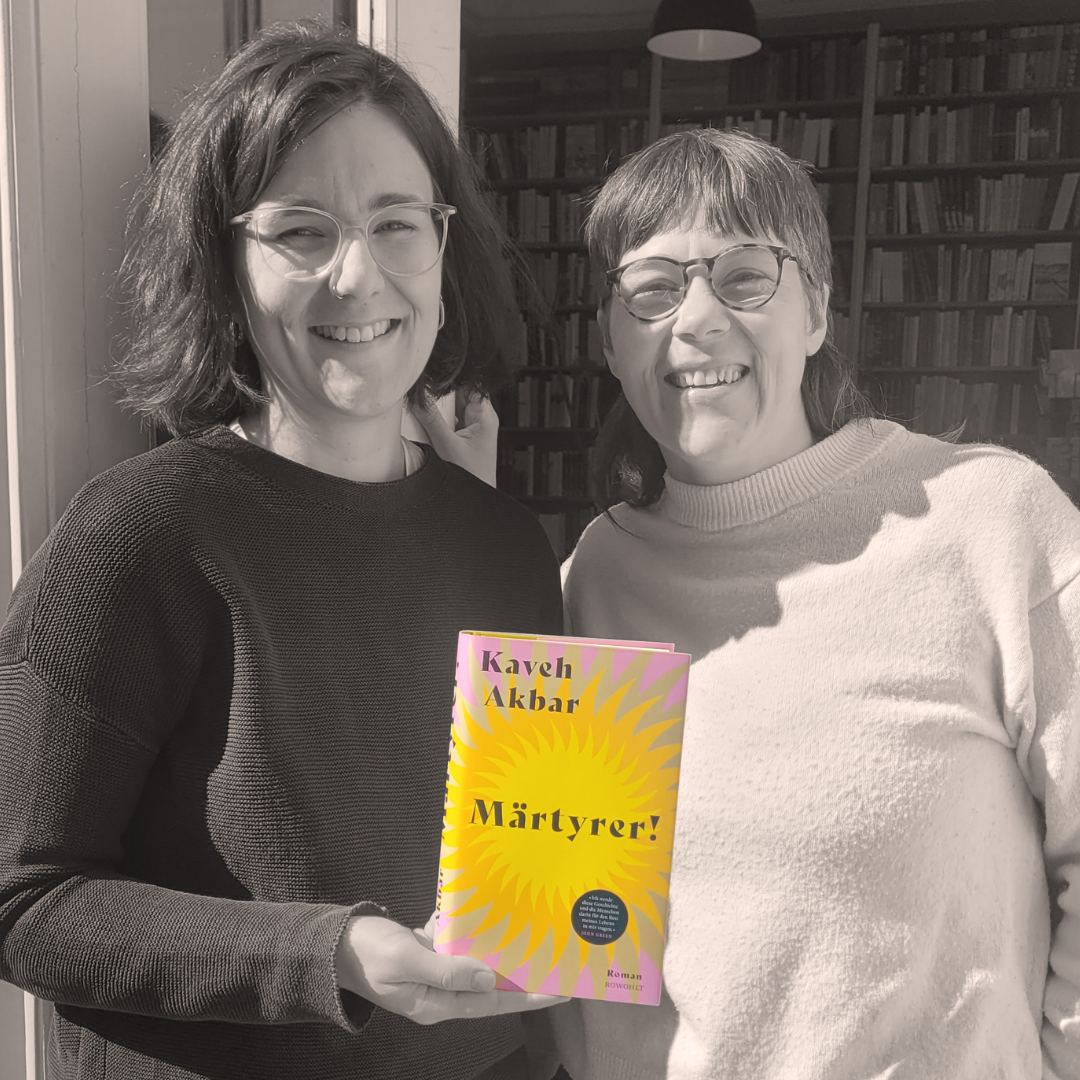 Claudia und Lena mit Buchcover "Märtyrer"