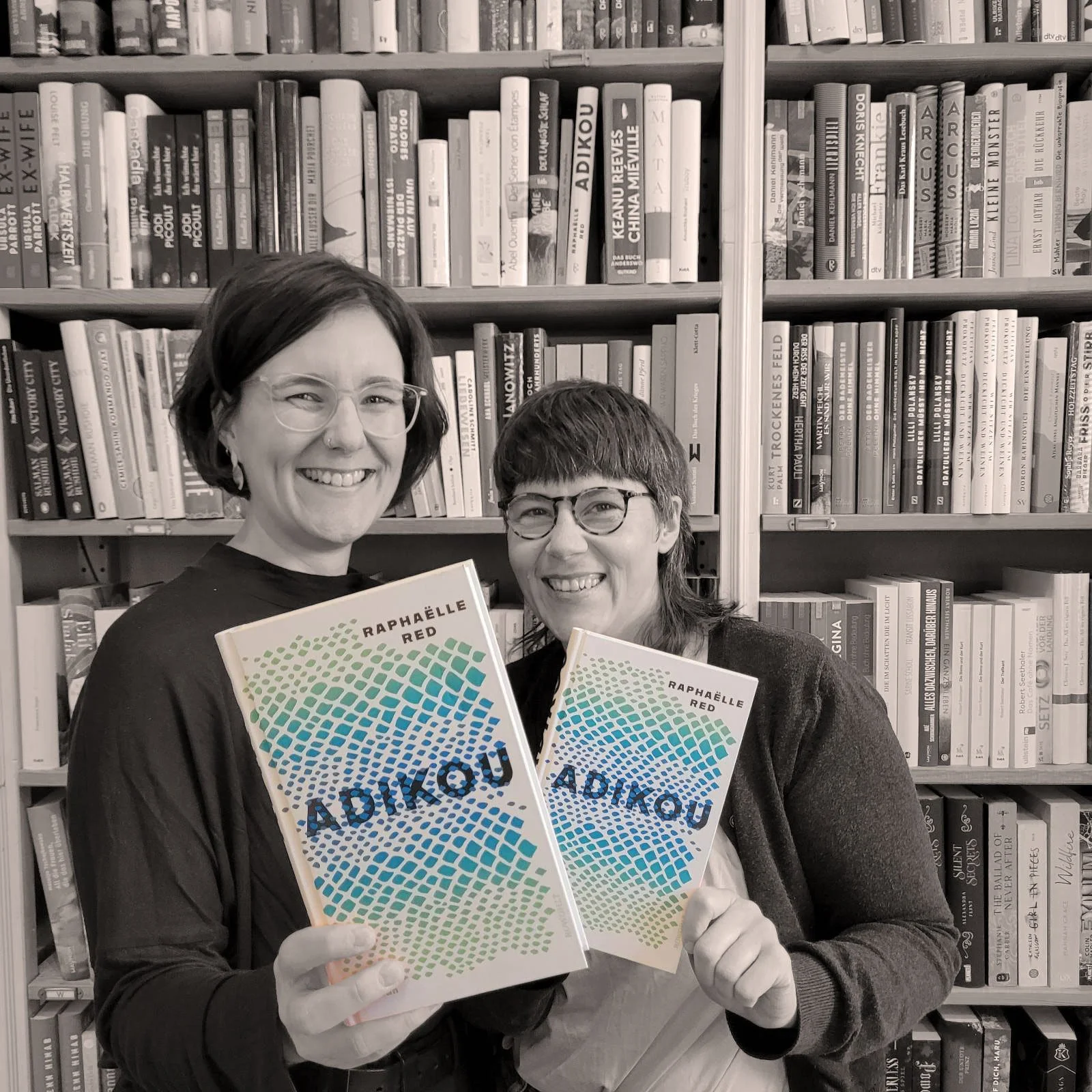 Claudia und Lena mit Buchcover "Adikou"