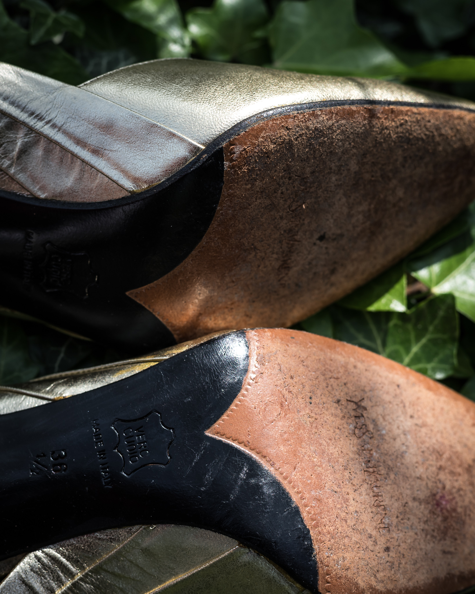Vintage YSL Slingback Pumps in Gold — singulié