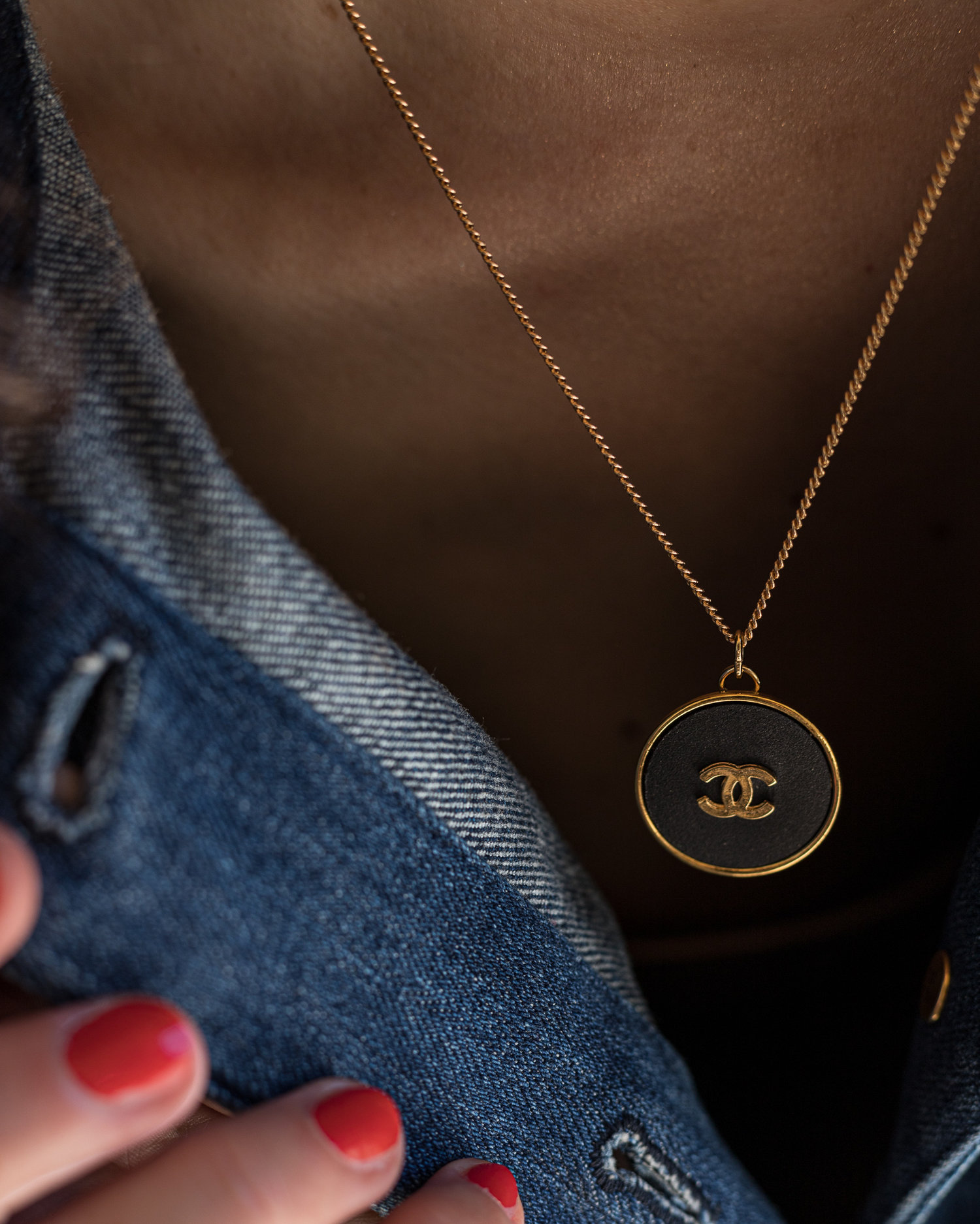 Big Gold & Black Vintage Chanel Button Pendant Necklace — singulié