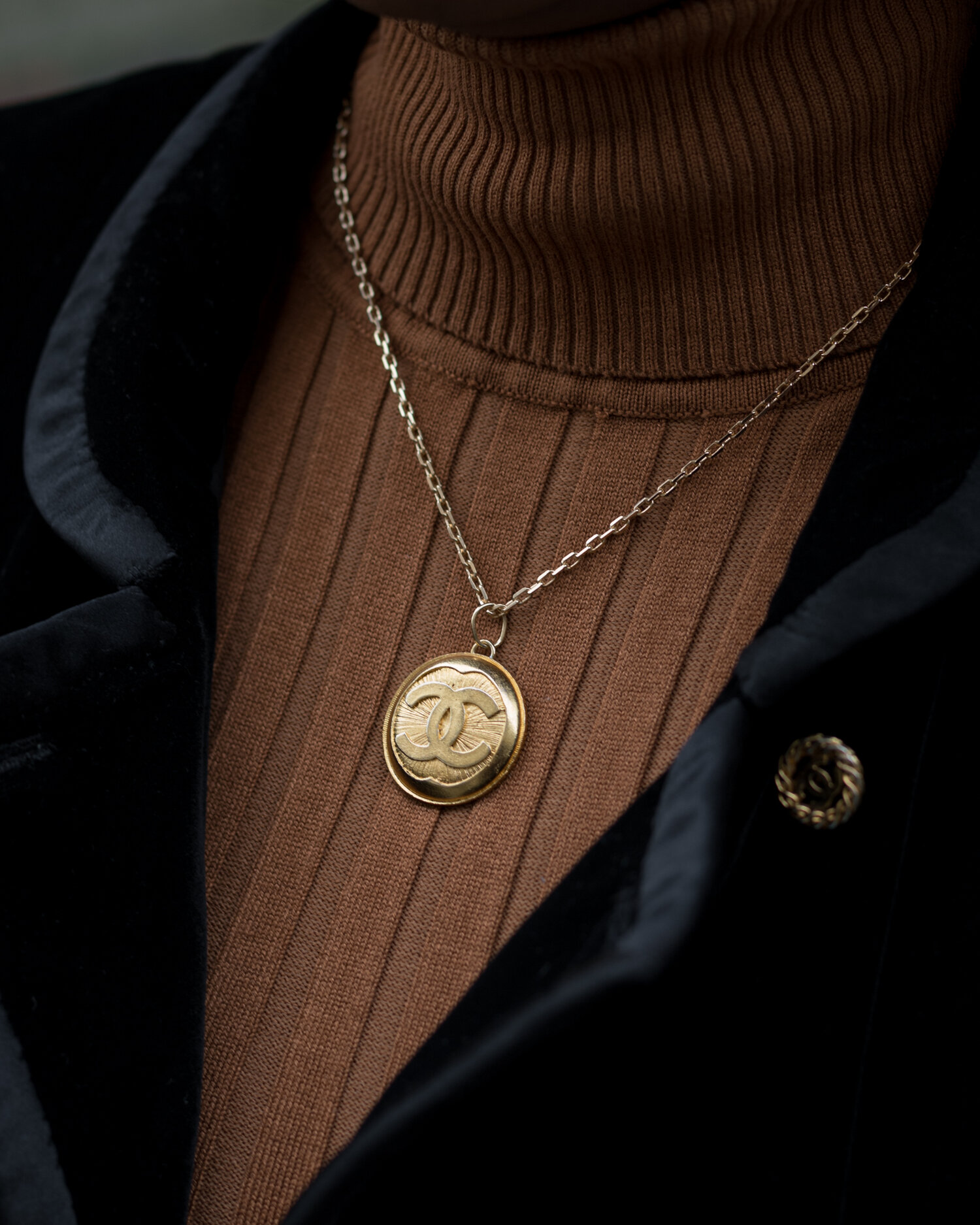 Big Gold & Black Vintage Chanel Button Pendant Necklace — singulié