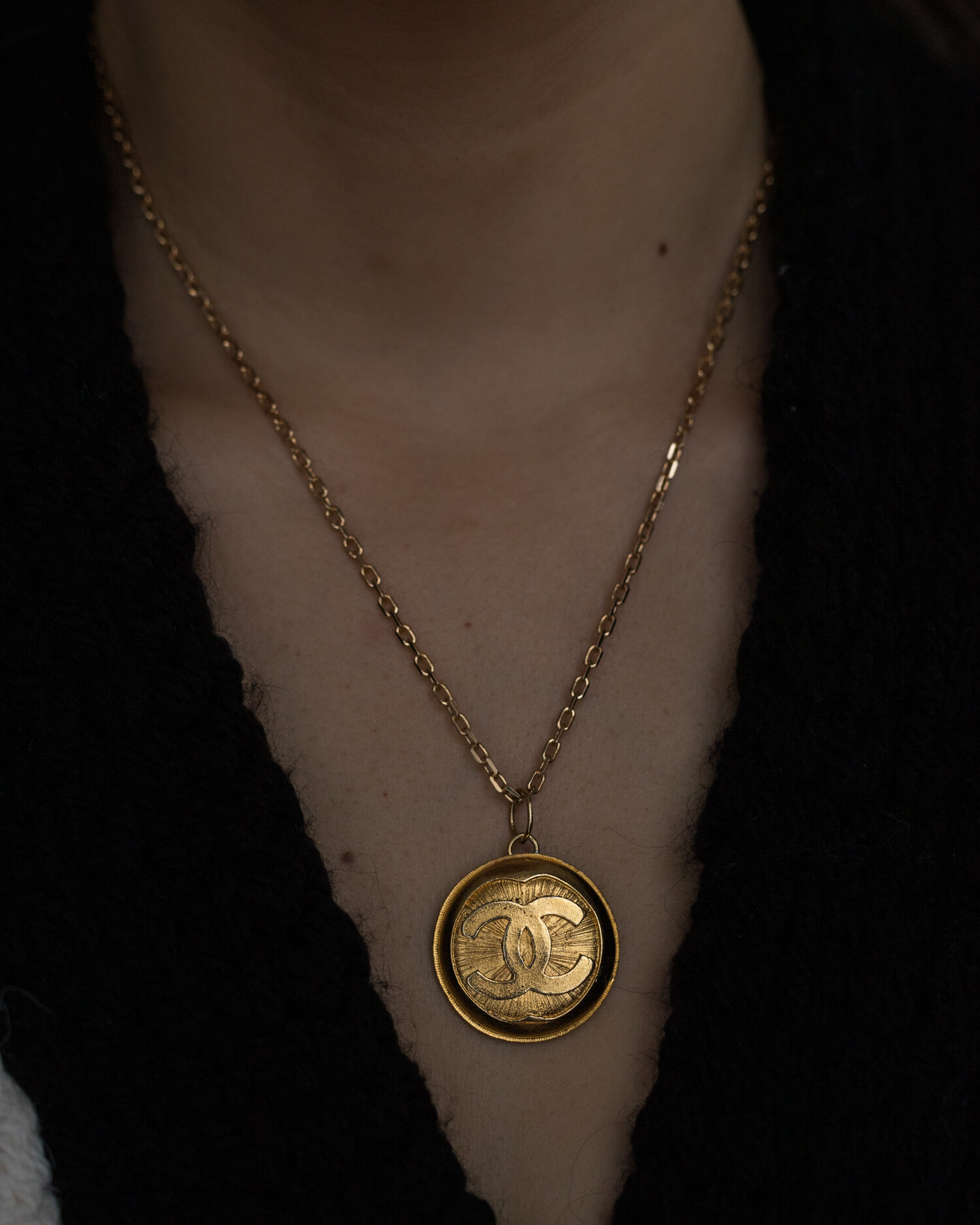 Big Gold Chanel Button Pendant Necklace — singulié