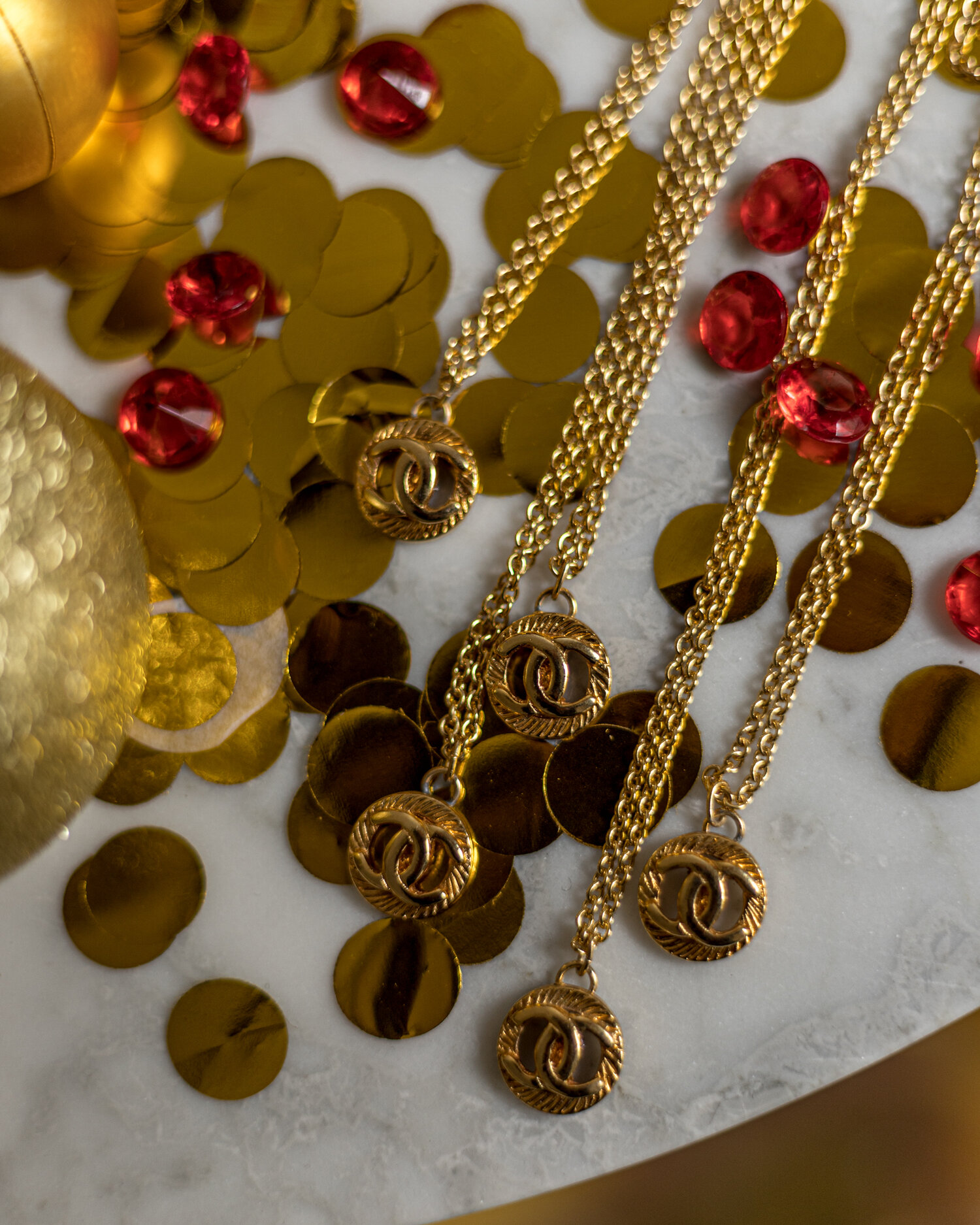 Logo Gold Chanel Button Pendant Necklace with round frame — singulié