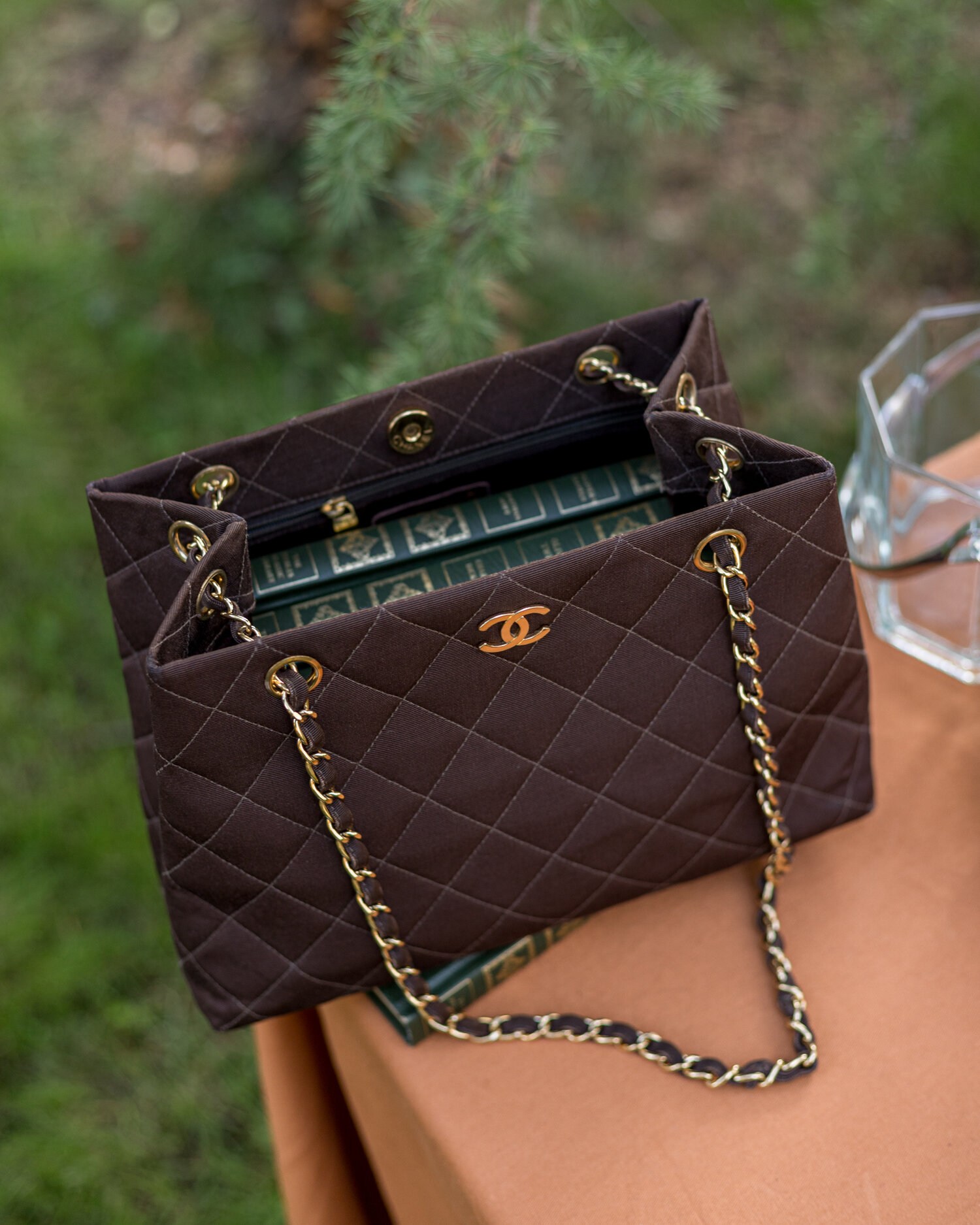 Vintage Chanel Shopping Bag in Brown Fabric — singulié