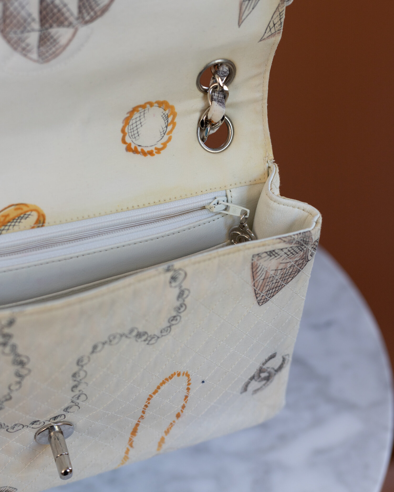 Vintage Chanel Classic Flap Bag in Printed White fabric — singulié