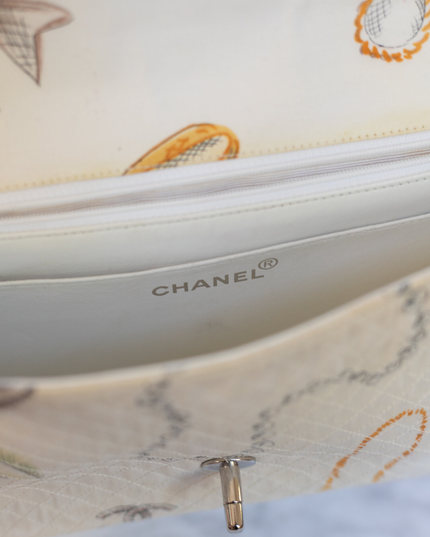 Vintage Chanel Classic Flap Bag in Printed White fabric — singulié