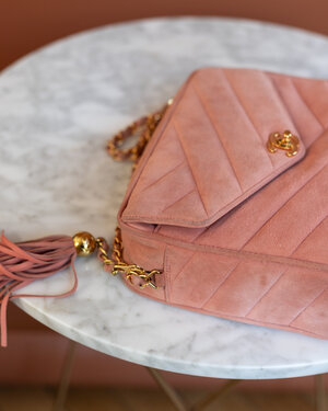 Vintage Chanel Camera Bag in Coral Pink suede leather — singulié