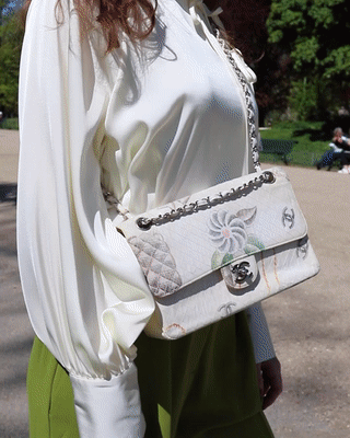 Vintage Chanel Classic Flap Bag in Printed White fabric — singulié