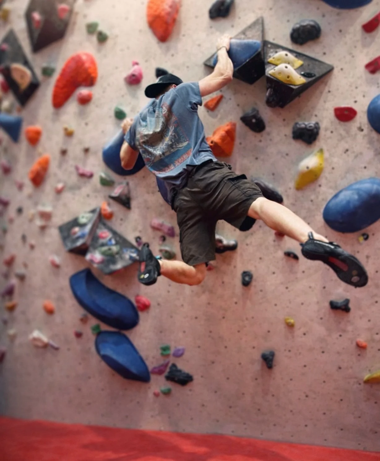 Overhangs expose everything. Core tension, breathing, commitment to name a few.

Been avoiding steep problems? This is your sign to try one next week. 

Are you team slab or team overhang? 💪