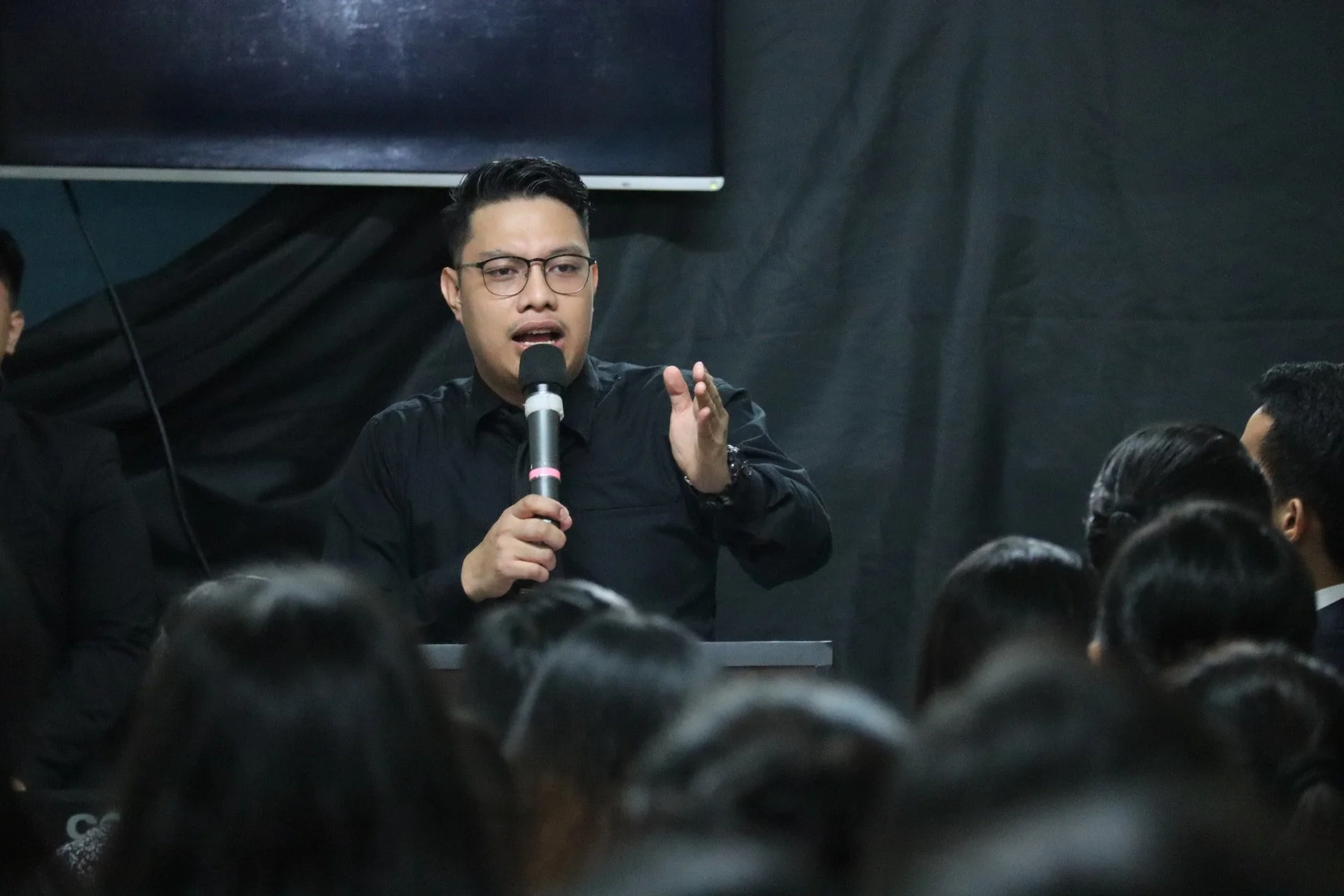 Empowering Non-Native English Speakers: Tips to Excel at Public Speaking
