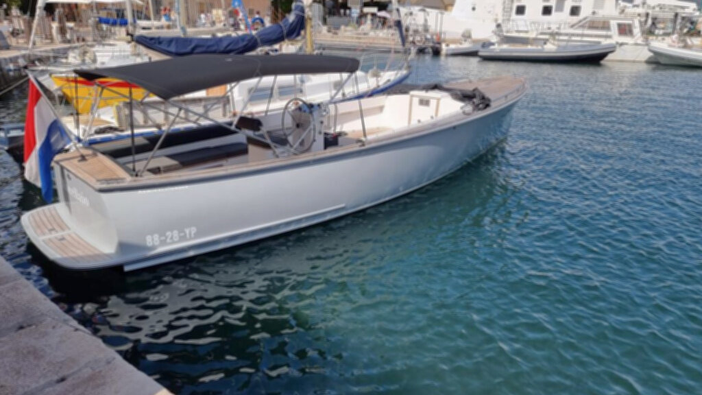 AdmiralsTender C28 cruising under the Dutch flag was spotted in Saint Tropez's Vieux Port.

#admiralstender #lovemetender #tender #sloep #sloepen #tendersloep #loosdrechtseplassen #loosdrecht #vechtriver #rivervecht #sainttropez #vieuxportsainttropez