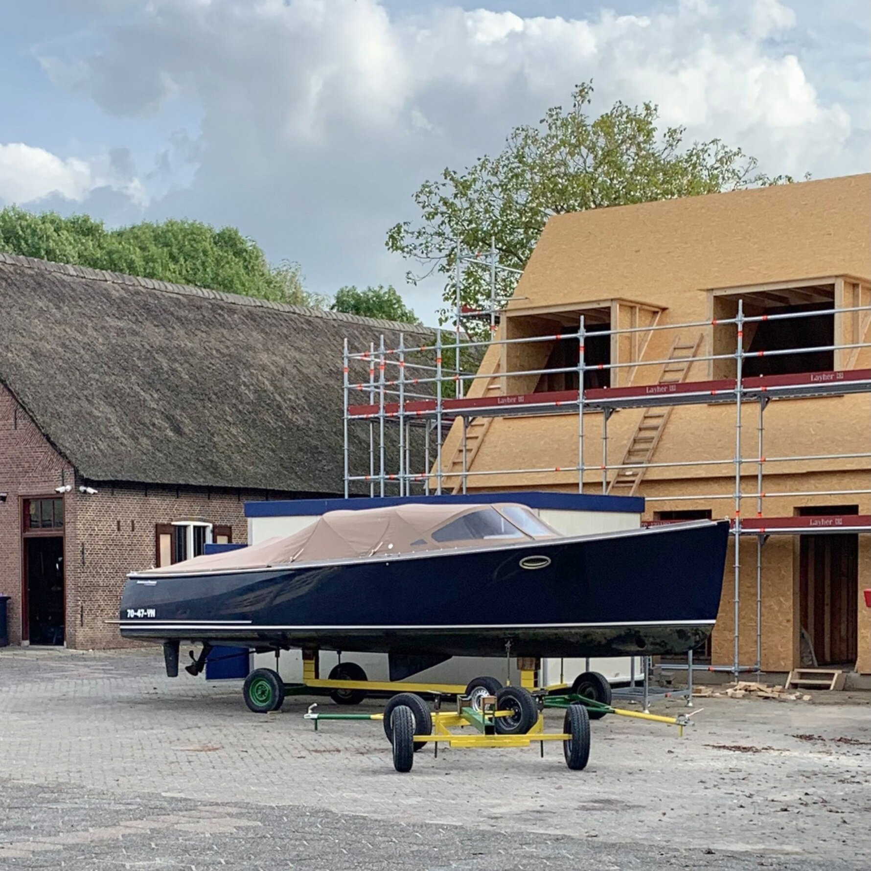 First AdmiralsTender out of the water, as every season comes to an end.

#admiralstender #lovemetender #tender #sloep #sloepen #tendersloep #loosdrechtseplassen #loosdrecht #vechtriver #rivervecht