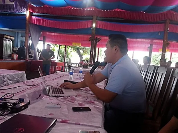 Thinh Hung Vice President Huynh Dac Tri presents the training manual