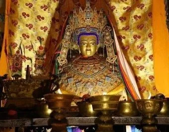 Photo released in Chinese media of the Jowo Shakyamuni statue on 19 February 2018. The yellow drapes, unfamiliar to Tibetans, are visible behind the statue.