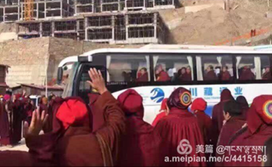 12-nuns-monks-and-students-leaving-larung-gar-under-the-order-of-the-chinese-government-in-2016.png