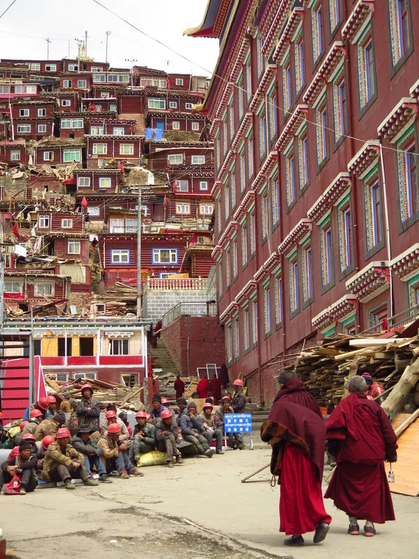 Demolition of houses in Larung Gar in 2017 / Chinese workers and religious Tibetans in Larung Gar in 2017 (Charles Tay)