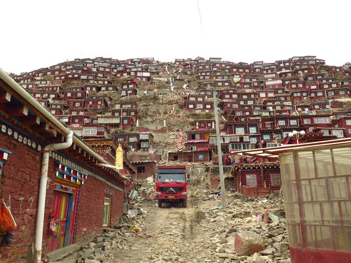 Demolished houses creating a passageway, March 2017 (Charles Tay)