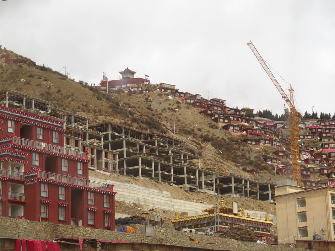 Buildings under construction in the centre of Larung Gar in 2017 (Charles Tay)