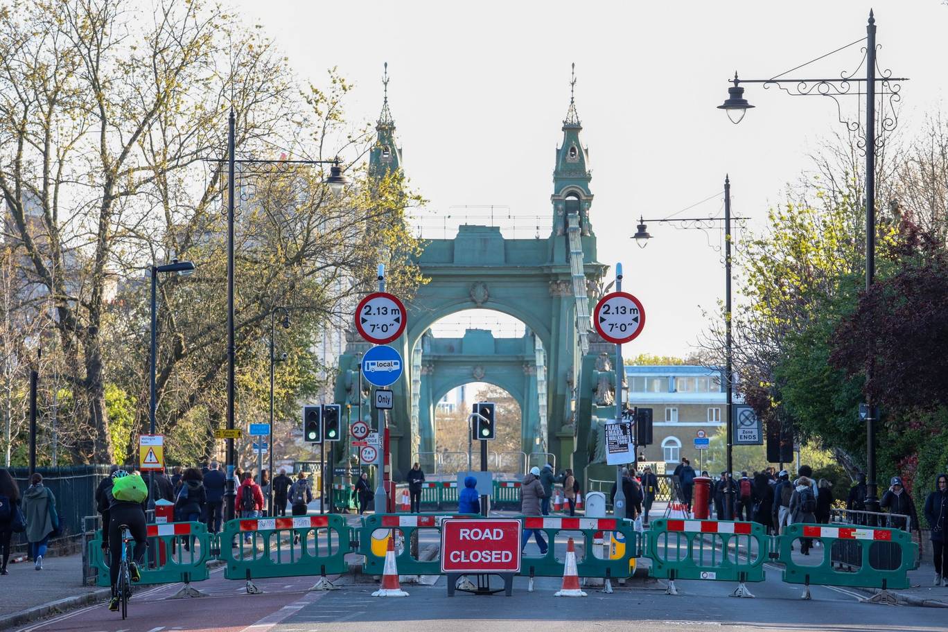 Hammersmith Bridge closes to cars and buses
