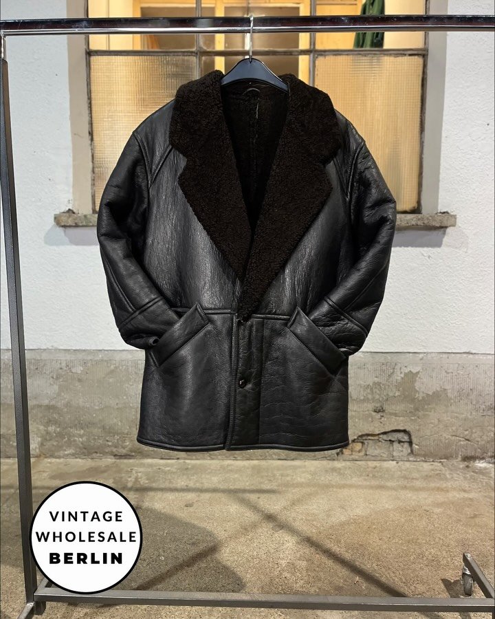 ❄️ Shearling Season Is Here!
Thanks to Jana, our quality expert, every jacket starts with a careful check &mdash; so your shop receives only top-condition vintage.
Soft leather and warm linings &mdash; true vintage pieces made to last.
Each jacket is