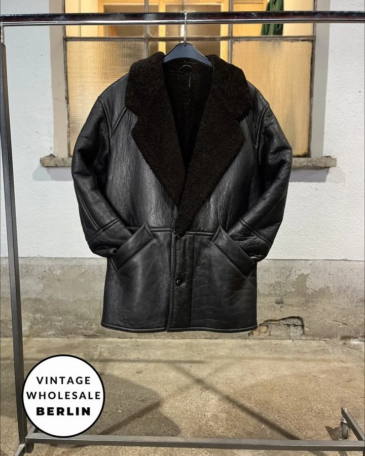 ❄️ Shearling Season Is Here!
Thanks to Jana, our quality expert, every jacket starts with a careful check &mdash; so your shop receives only top-condition vintage.
Soft leather and warm linings &mdash; true vintage pieces made to last.
Each jacket is