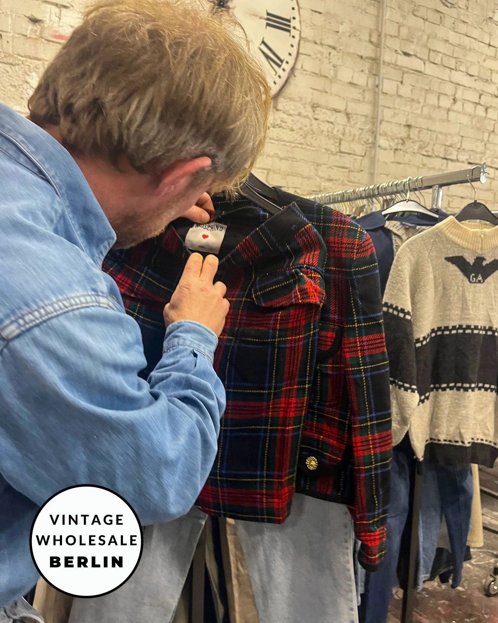 👀 Caught in the act, Oliver!

Because every great vintage collection has at least one designer piece.

Besides our wide range of true vintage categories, we also offer selected designer finds. Quality checked and ready for your shop.

Book your appo