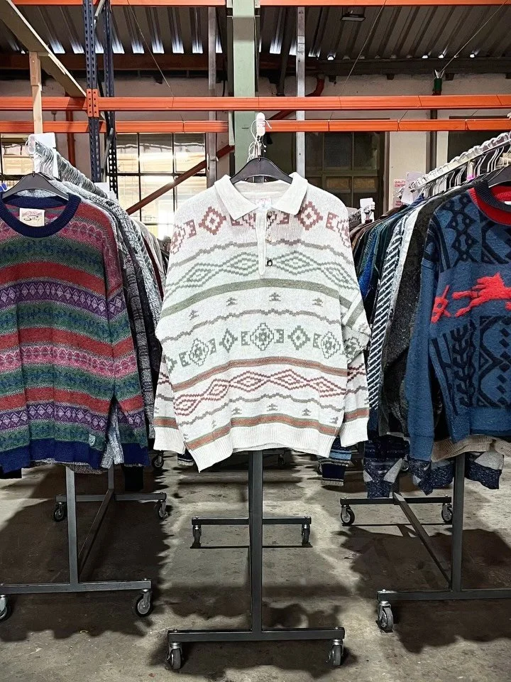 🧶 Vintage Unisex Knit Sweaters &ndash; Top Quality, Resale Ready
As your reliable vintage wholesaler, we make sure every sweater is washed, quality-checked, and
carefully prepared before it reaches your shop.
True vintage stock you can trust.

📍 Bo