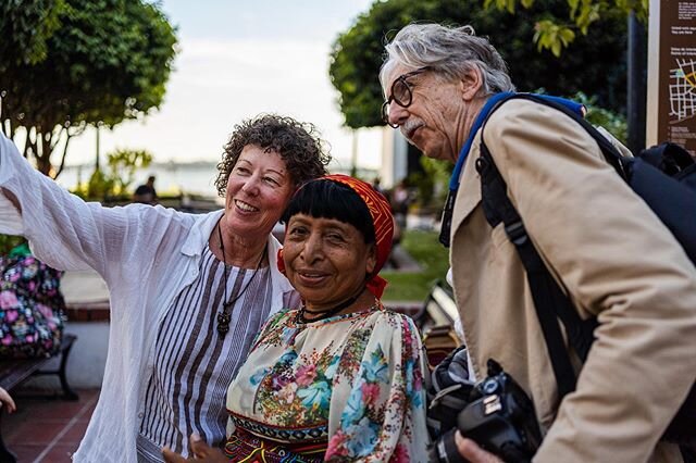 European tourists taking a selfie with a Guna Indian (aka Kuna) in her traditional dress. Swing by la Plazoleta Carlos V in Casco Viejo and meet some of the Guna people, they also have some beautiful Molas for sale there. .
.
.
.
.  #culturegram #ind