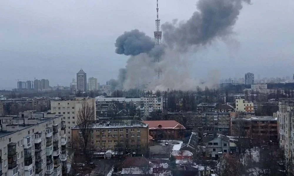 Volvió La Minuta PM: Rusia pide a vecinos de Kiev abandonar sus hogares mientras un bombardeo dejó a la ciudad sin TV