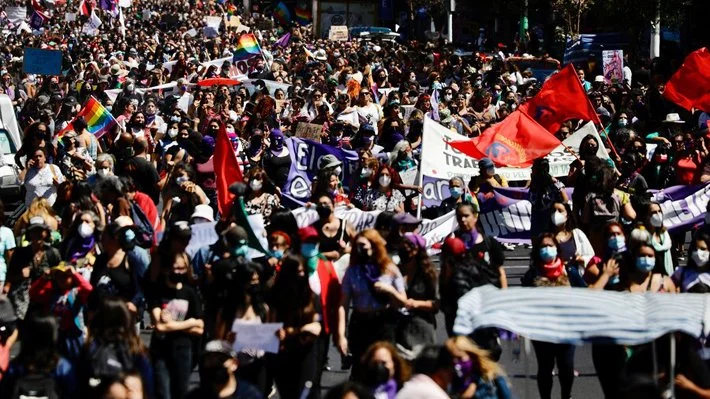La Minuta AM: La marcha del 8M llenó la Alameda y concluyó con Elisa Loncón entonando un grito por el Apruebo de Salida
