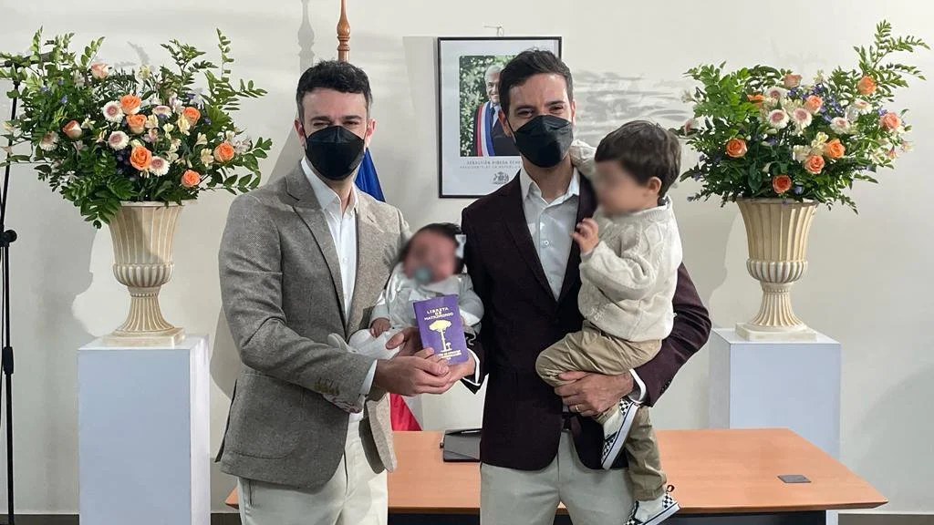 La Minuta AM: ¡Histórico! Hoy comenzaron los matrimonios igualitarios y debutó la nueva libreta de familia