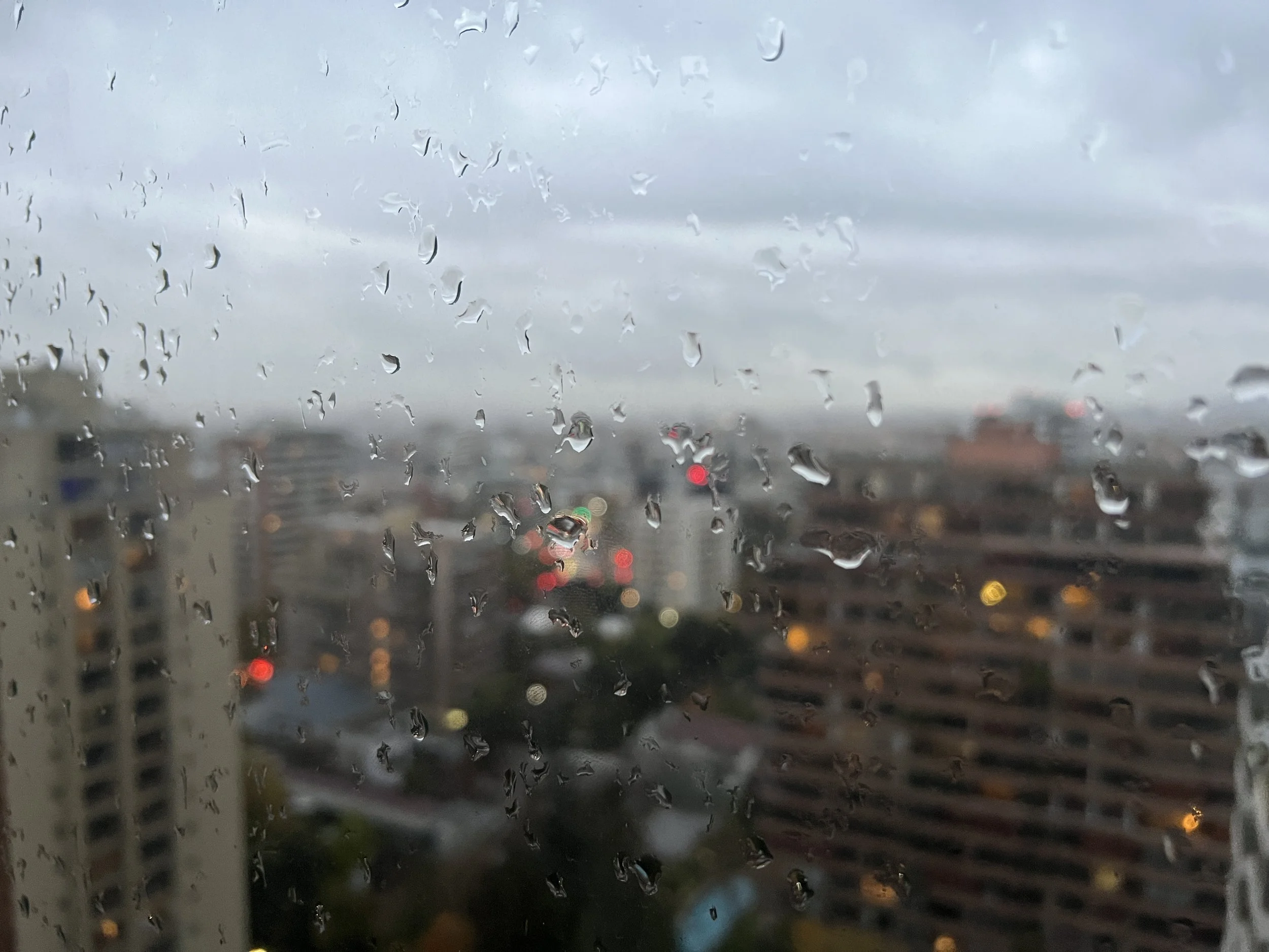 La Minuta AM: ¡Bendita lluvia! Intenso temporal logró dejar con superávit al centro sur del país durante abril