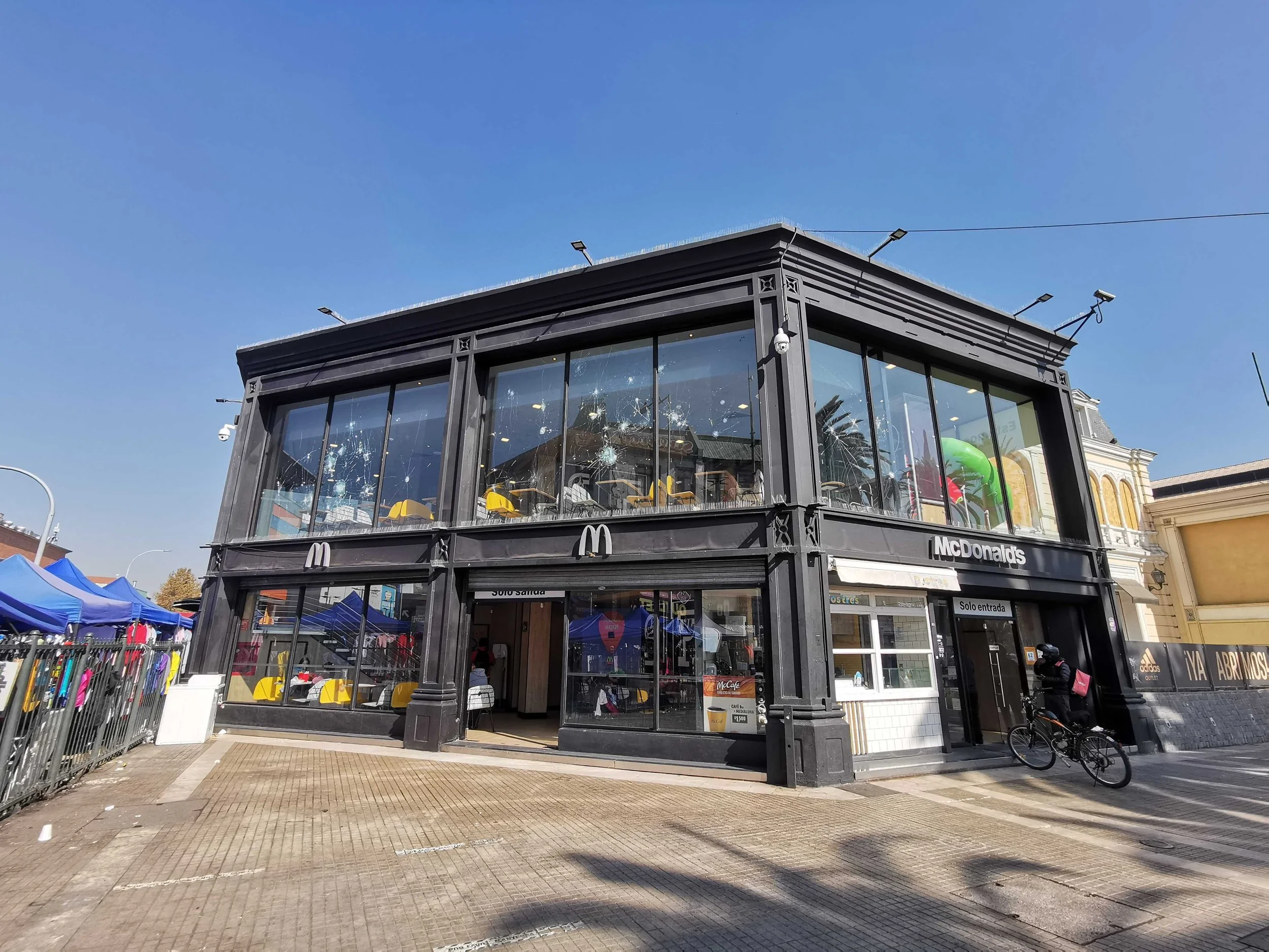 Cronología de una balacera: ¿Por qué Carabineros no detuvo a los encapuchados antes de que llegaran a barrio Meiggs?