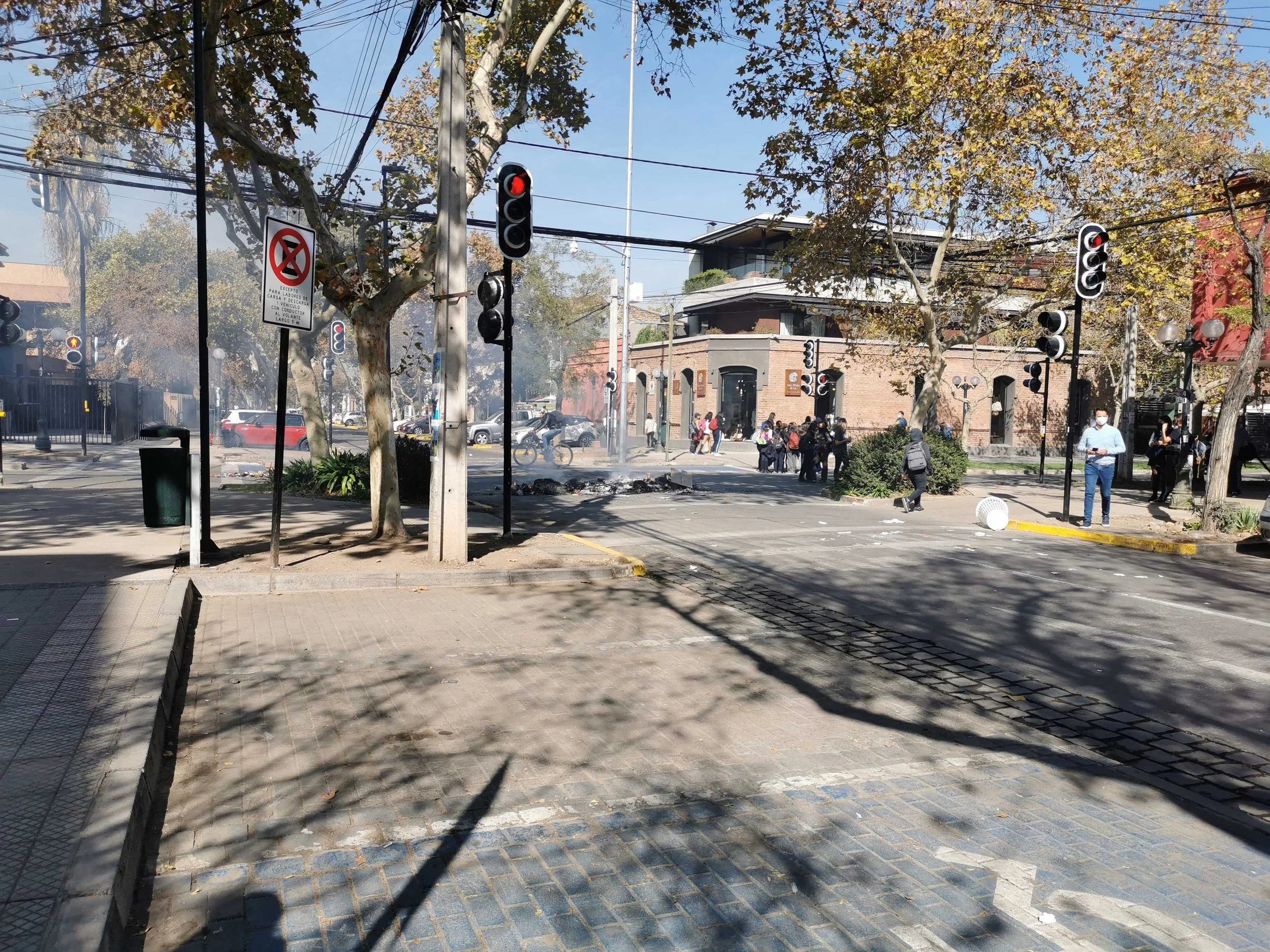 La Minuta: Estudiantes del Liceo Carmela Carvajal realizan protestas y evasiones por falta de apoyo psicológico y situaciones de acoso. Acusan que la directora no las escucha