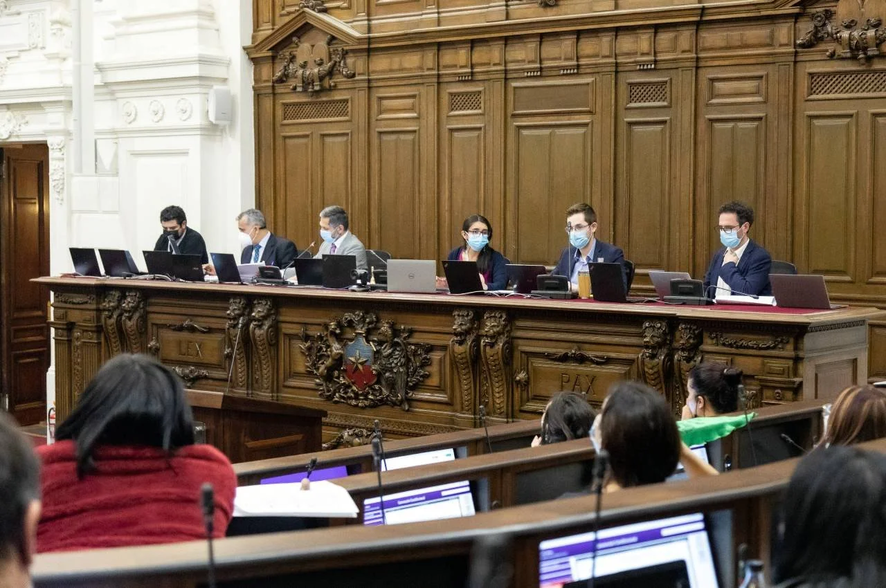 La Minuta AM: Convención aprobó participación de privados en el sistema de salud y despejó otro mito