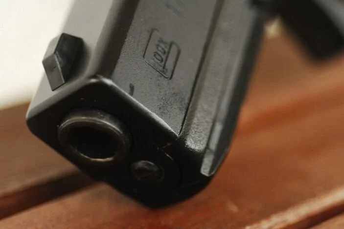 La Minuta AM: Diputado Rivas buscará consagrar constitucionalmente el derecho a tener armas, tras anuncio del Presidente Boric