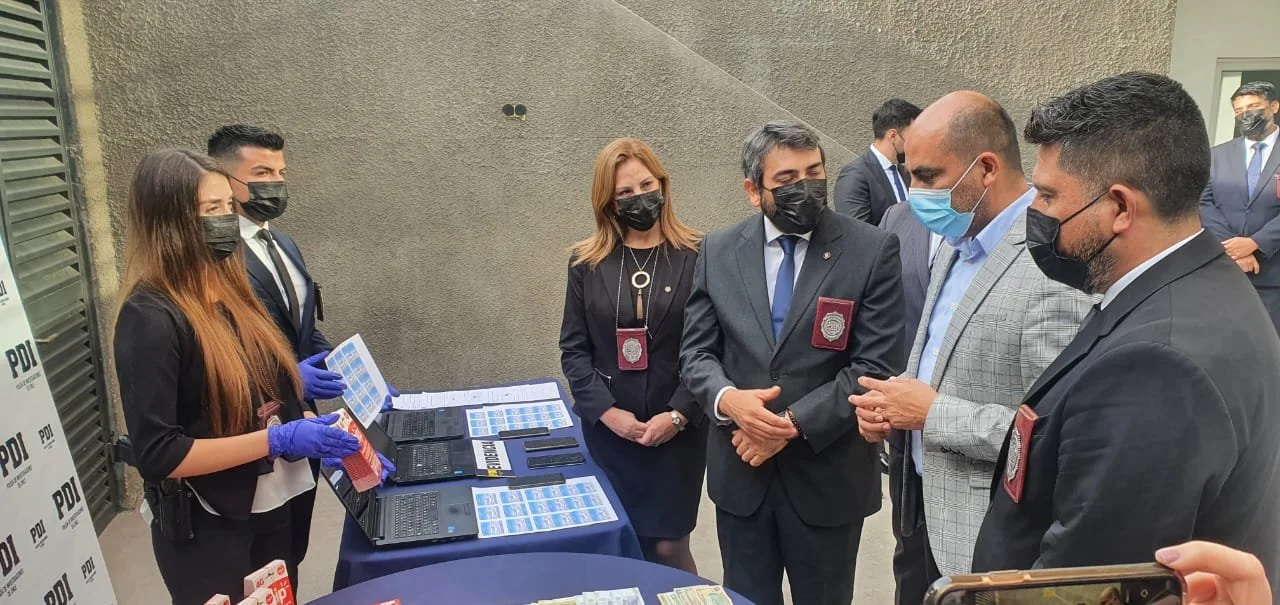 La Minuta PM: PDI desbarata red de tráfico de personas, hacían hasta PCR falsos