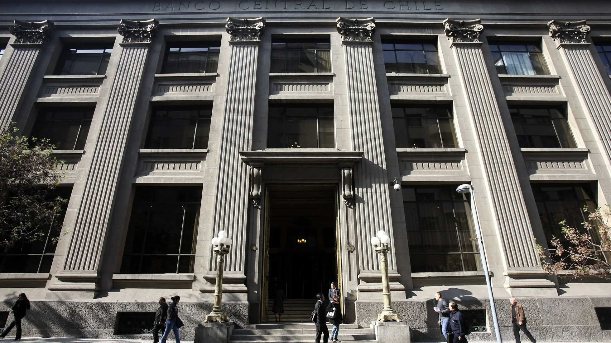 La Minuta AM: Banco Central anunció intervención al dólar y la moneda cotiza con fuerte baja esta mañana