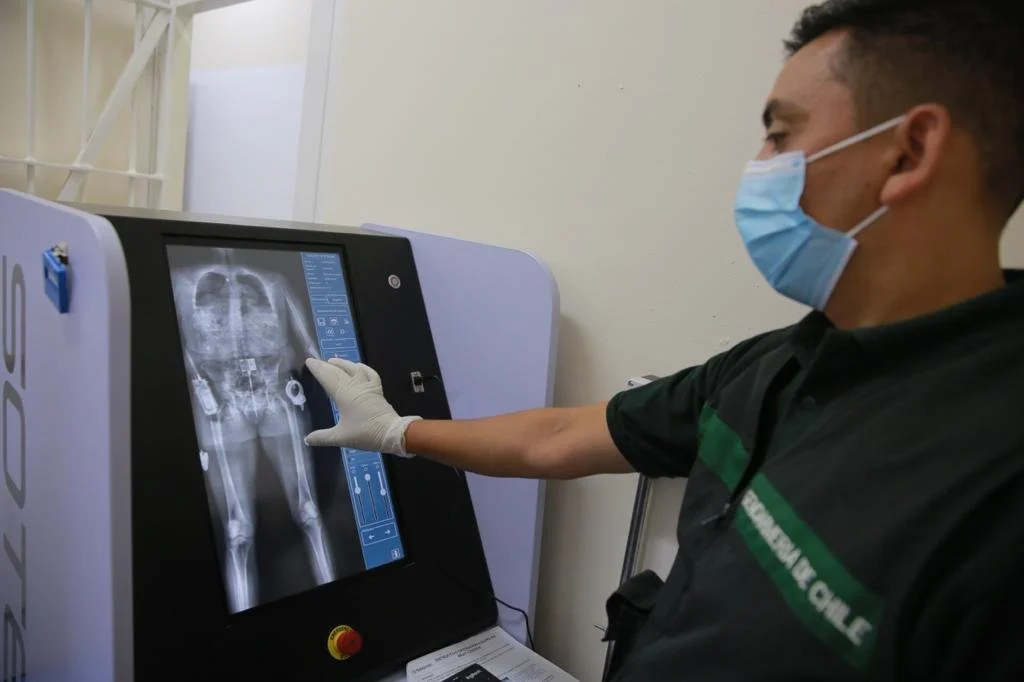 La Minuta AM: Ministerio de Salud echa pie atrás en la eliminación de los Body Scan en las cárceles tras críticas de Gendarmería y la oposición