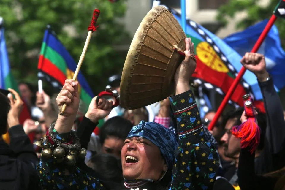 La Minuta AM: Encuesta CEP a mapuches revela que un 59% no justifica la violencia "nunca" y un 72% también se sienten chilenos