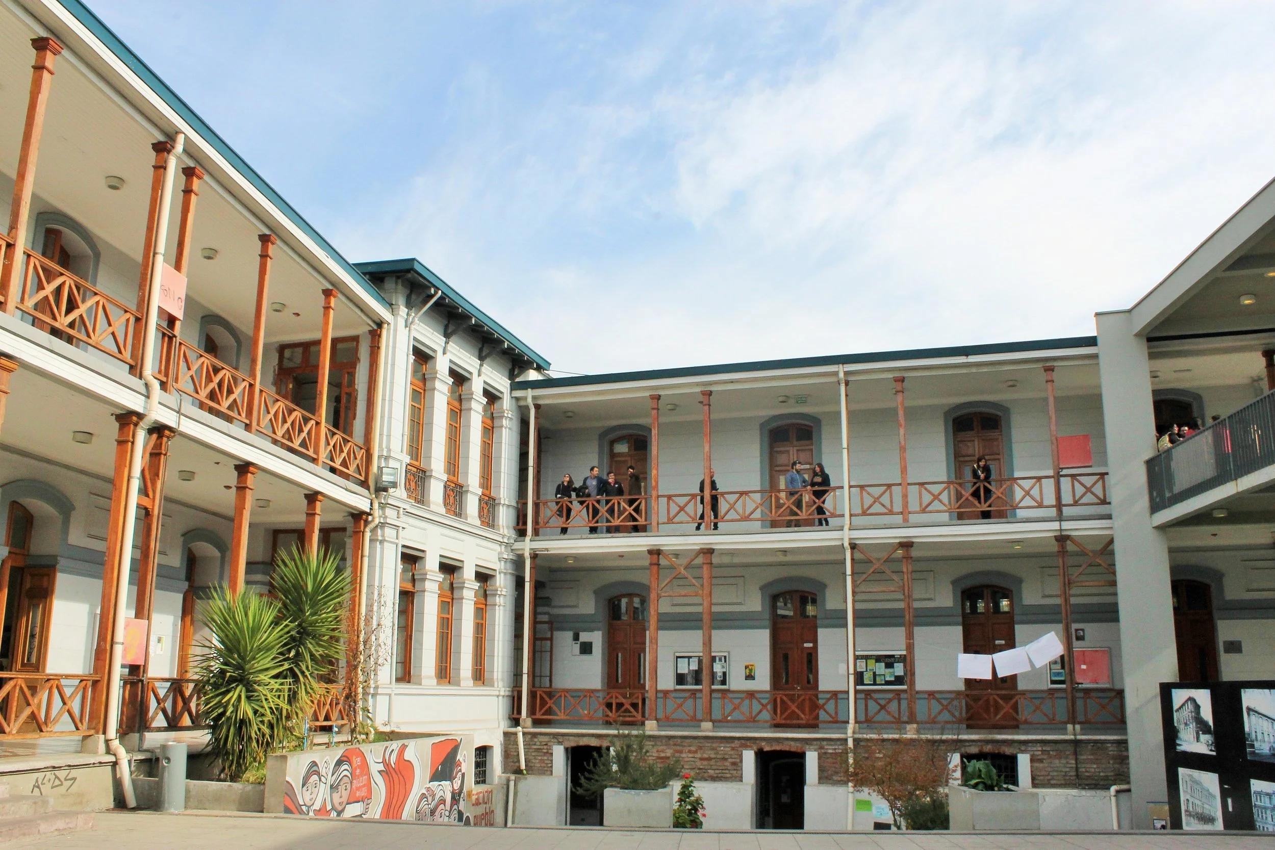 La Minuta AM: Suspenden clases en el Liceo de Aplicación por estudiante en riesgo vital por quemaduras durante toma del establecimiento 