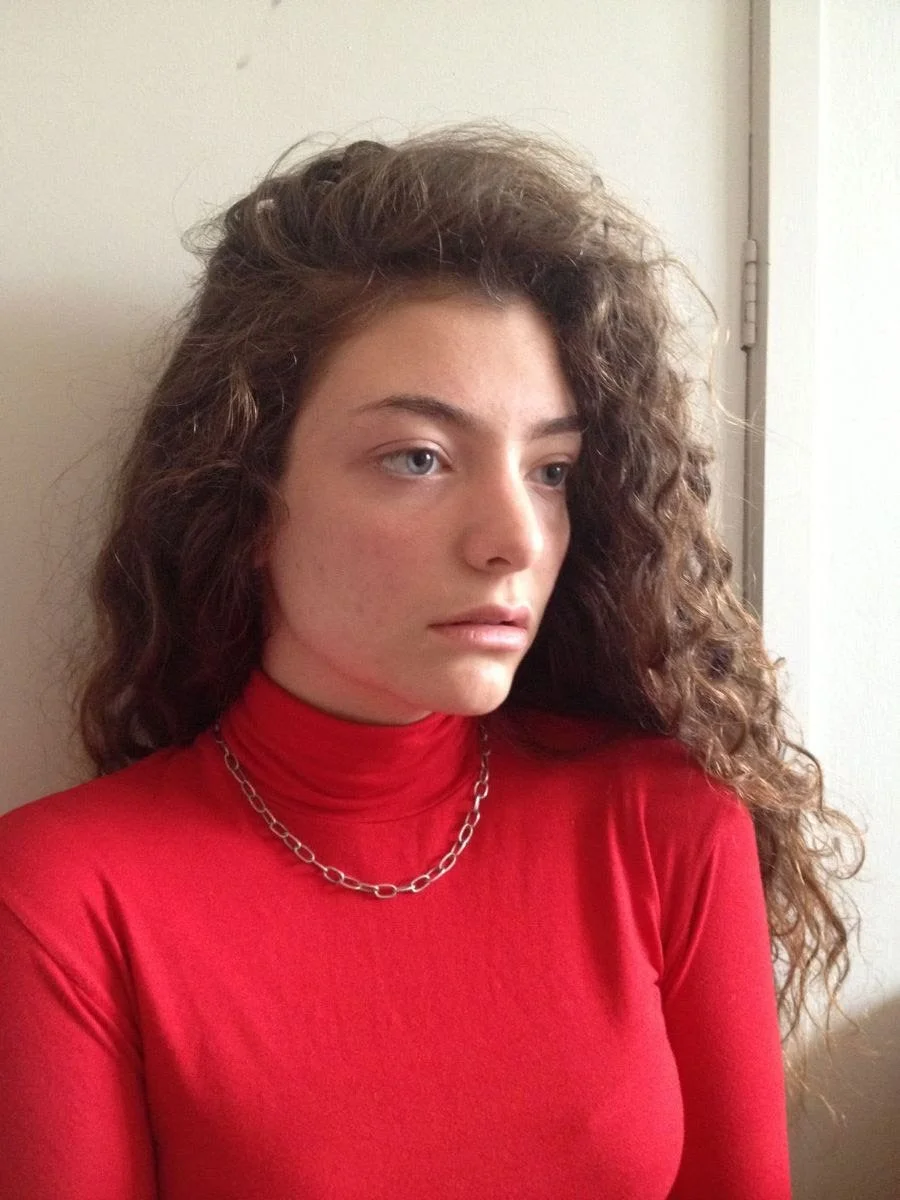 10 años de "Pure Heroine": Lorde revela pensamientos y fotos secretas de su disco debut