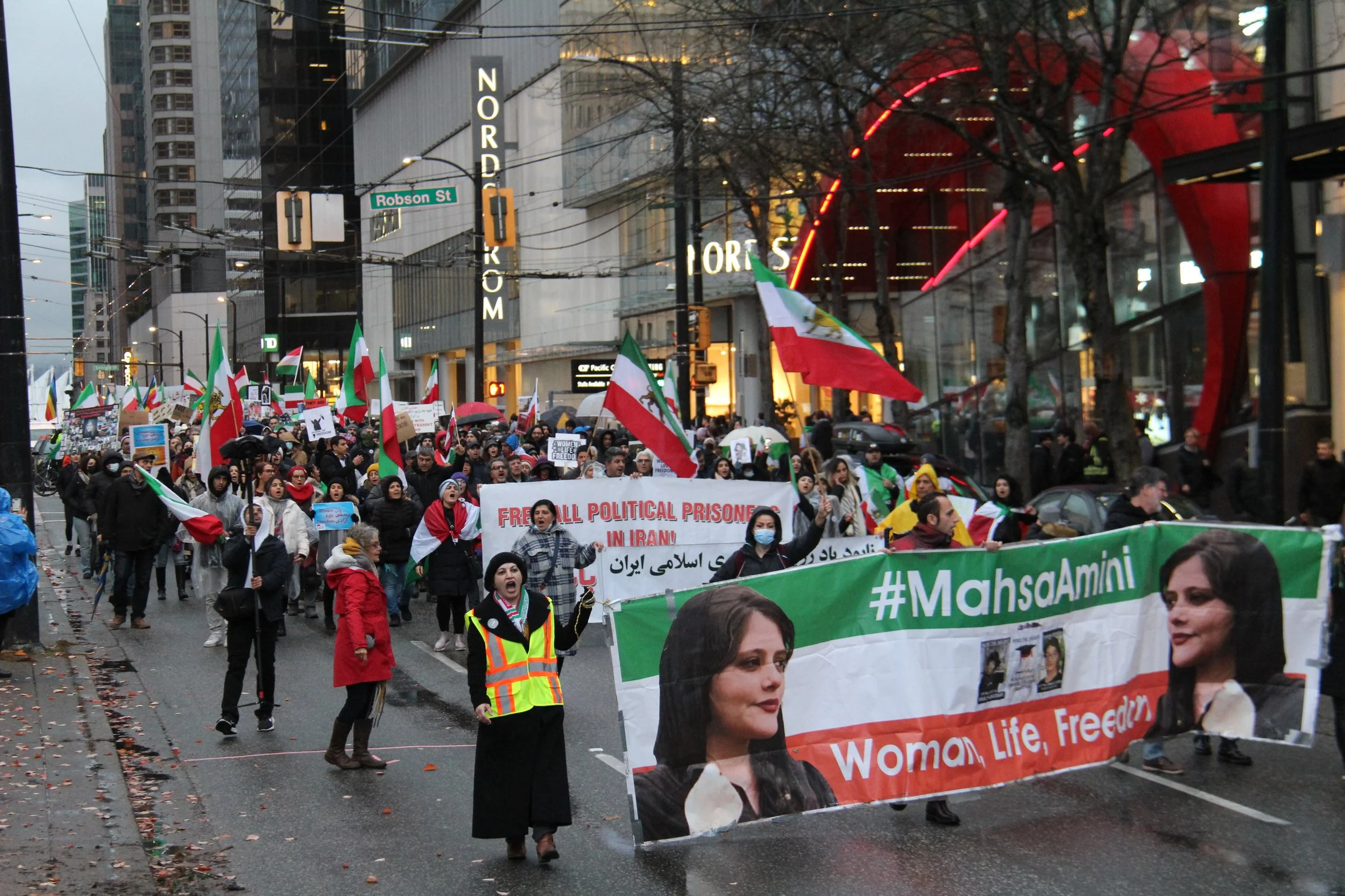 Un año después de la muerte de Mahsa Amina, las mujeres iraníes prosiguen su lucha por la libertad 