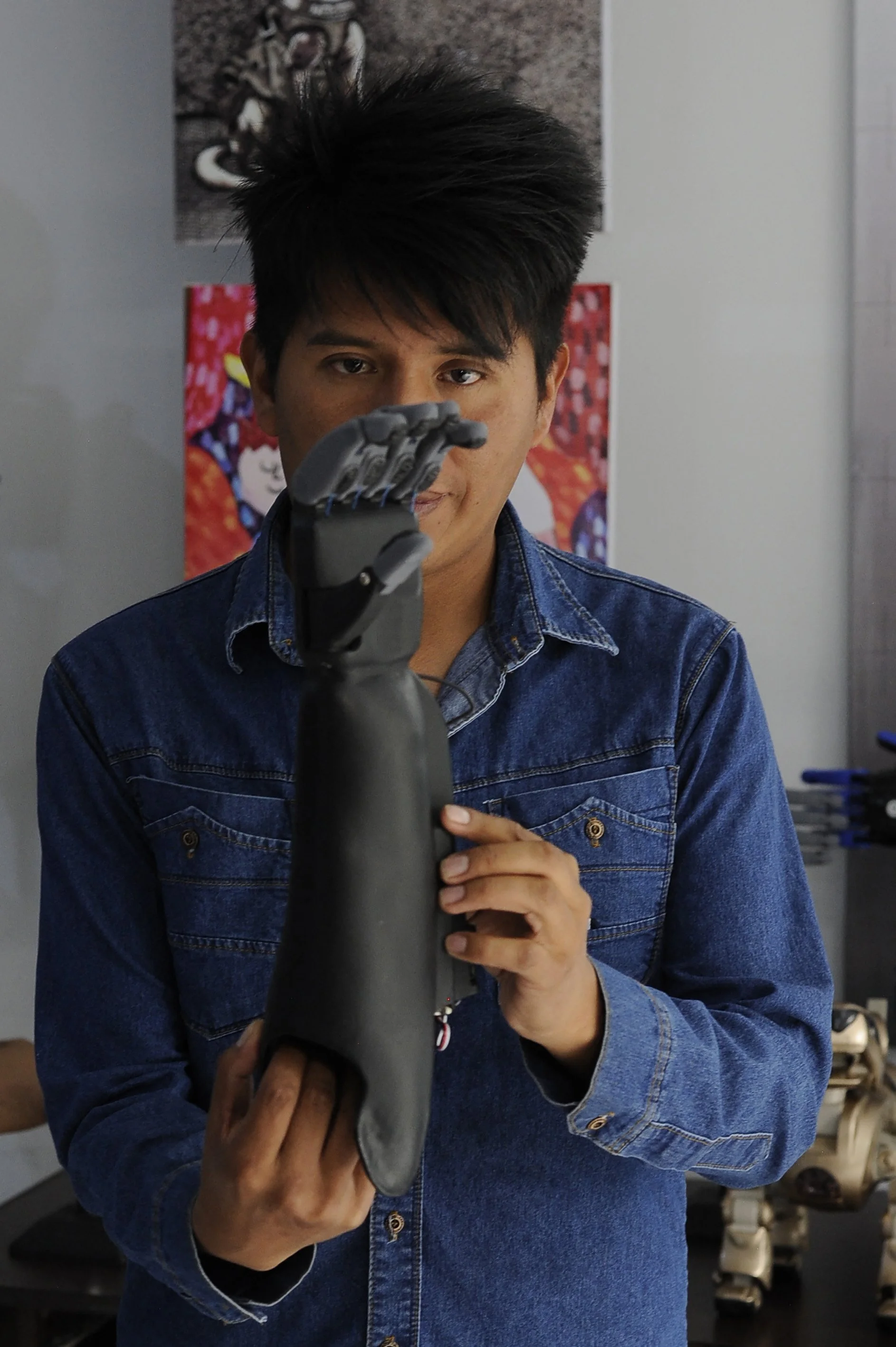 La historia del juguetero boliviano que crea y regala prótesis 3D a los más necesitados 