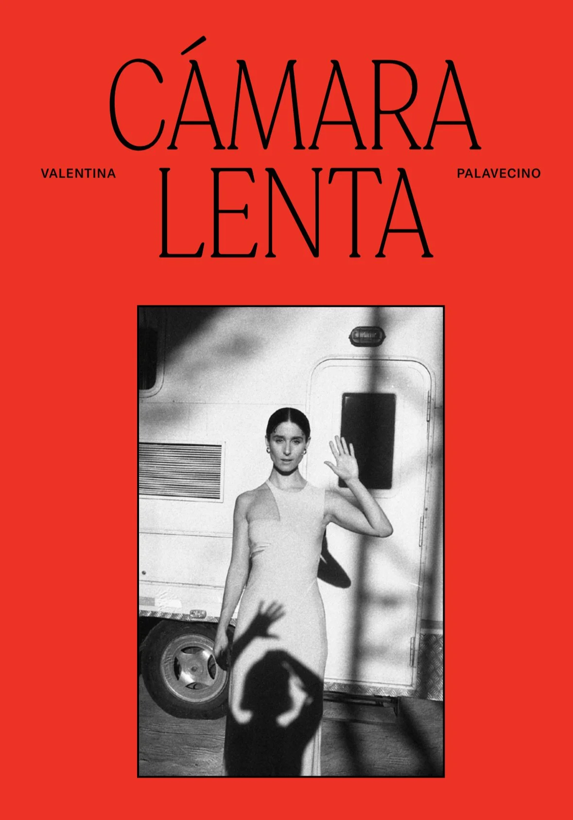 “Cámara Lenta”: El fotolibro que retrata la intimidad del espectáculo y la política chilena