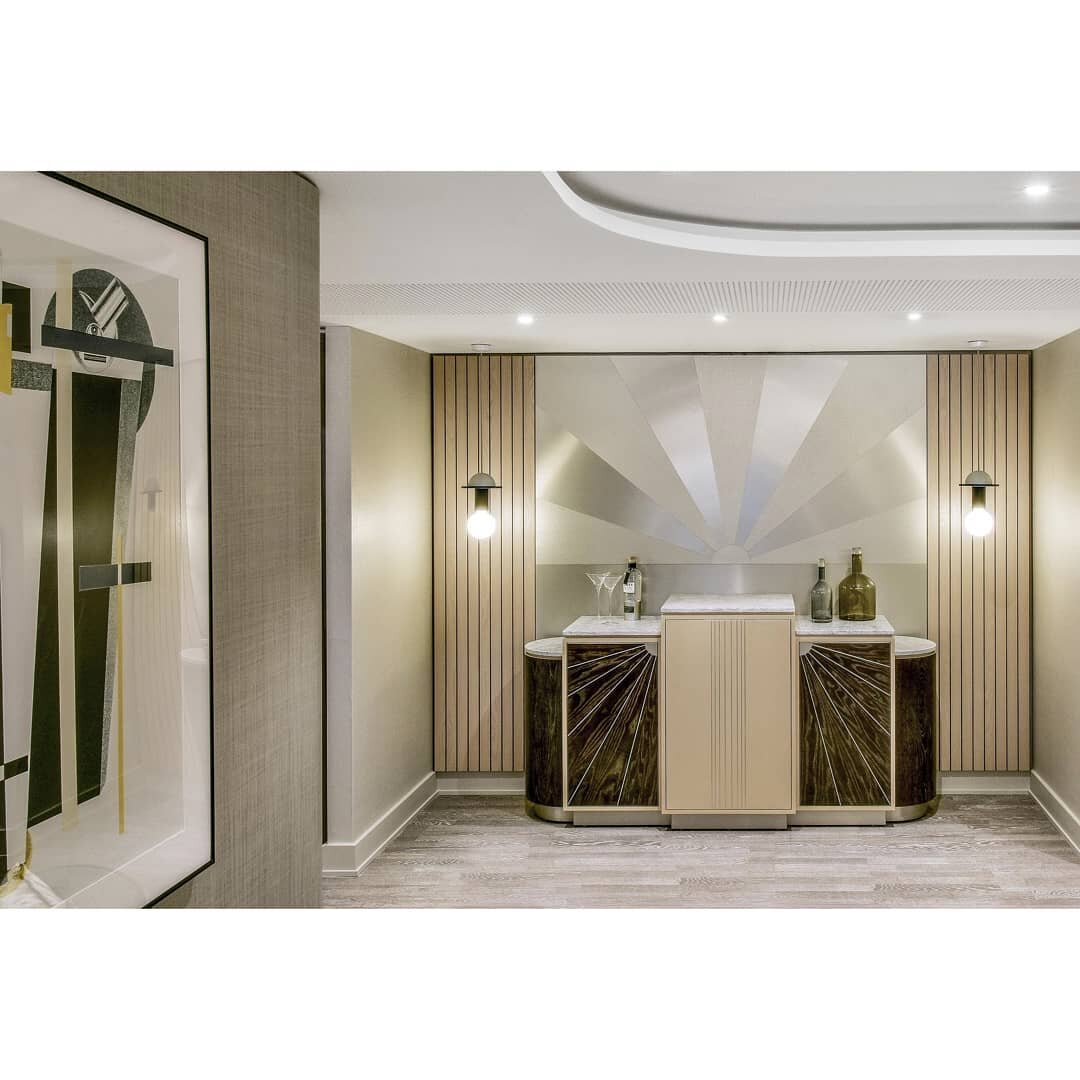PROJECT FOCUS 

Paddington Exchange, London 

A final post on this art deco inspired project! 

This mini bar design took inspiration from traditional art deco cabinets. This can be seen in the stepped heights of the work top, the sunburst veneered d