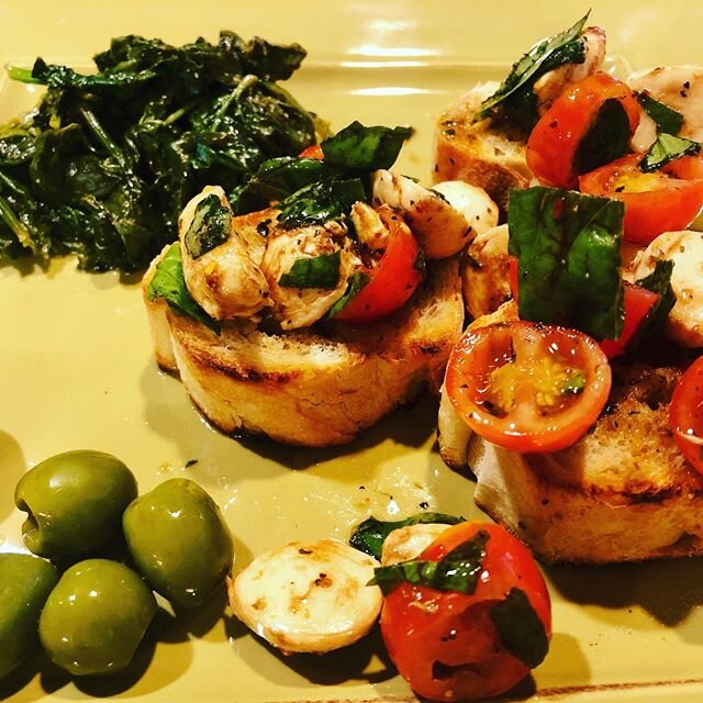 Caprese Bruschetta with saut&eacute;ed power greens and castelvetrano olives. Delicioso! What happens when I open the fridge and throw down on what I find 😋😋😋 #quaratinelife #lockdowncooking #healthyfood #gigisorganics #latinfood #italianfood #rec
